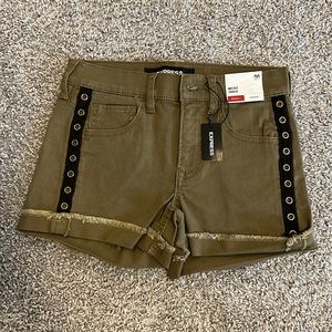 Express shortie army green short